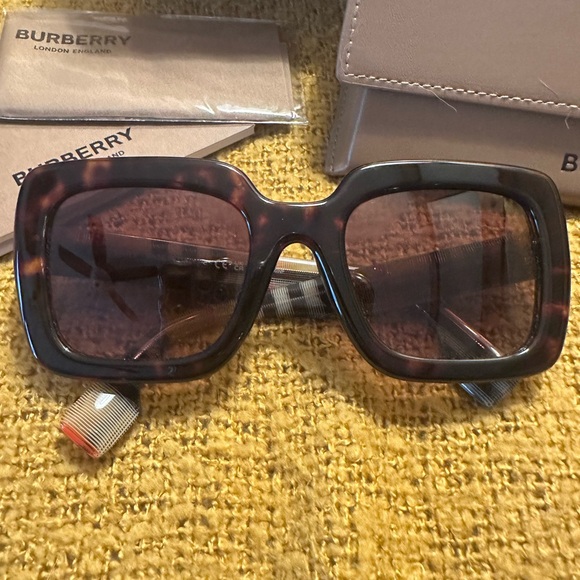 Burberry Black and Brown Sunglasses - Picture 2 of 7